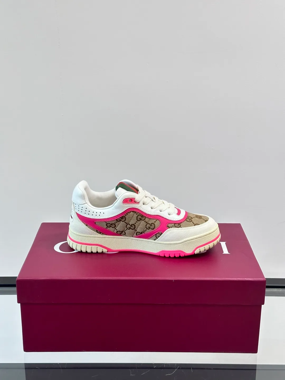 Men's Men's Shoes 💰480 [New Style] 🦨🦨Gucci 𝐆𝐮𝐜𝐜𝐢 𝐑𝐞-𝐖𝐞𝐛 As a sneaker created by Sabato De Sarno for Gucci, the Re-Web series reinterprets the brand's classic stripes, with bold and unique details to set off a modern silhouette design. These shoes are crafted from white leather. This new sneaker is ingeniously decorated with many of the brand's classic details, and is equipped with a bright red and green webbing tongue, which will make people fall in love at first sight. White leather has been specially treated to be soft and shiny, with an embossed grained texture. Script Gucci logo and Interlocking G web label with Interlocking G and script Gucci logo. Rubber outsole with Interlocking G detail eyelets. Web tongue. Size: Female 35-40 (Female 41, 42 customized). Male 38-44 (45, 46 customized)